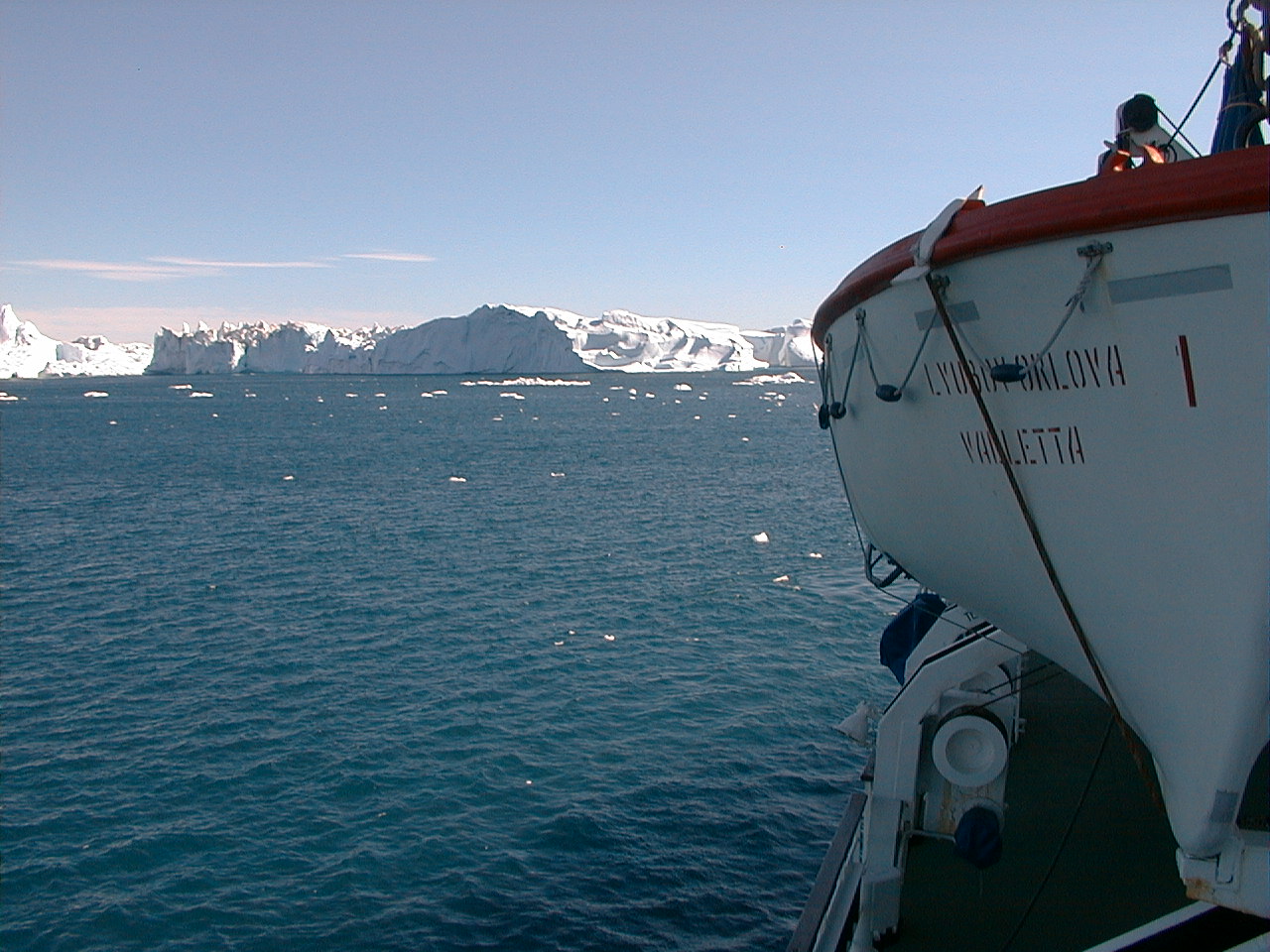 030.jpg, Icebergs trapped
in the fjord