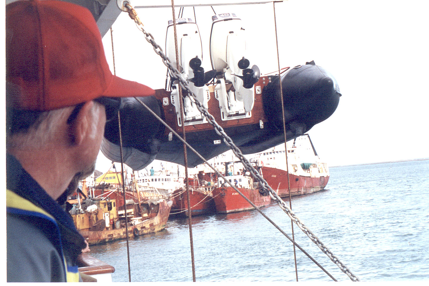 056.jpg, Launching
the Zodiacs
