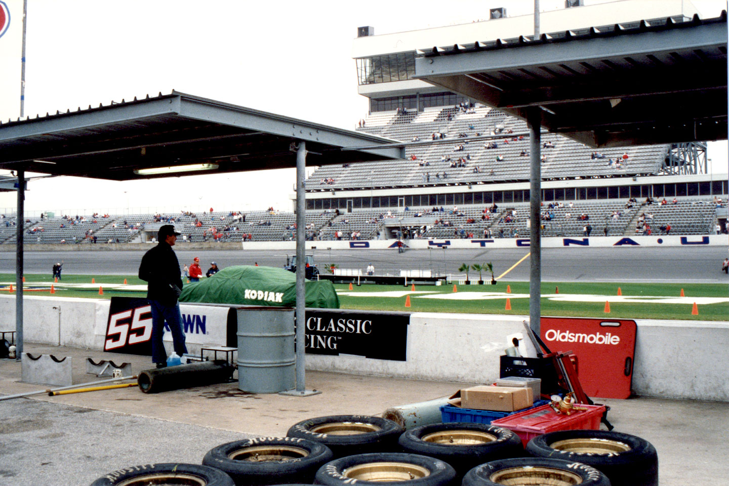 10.jpg, Pit wall