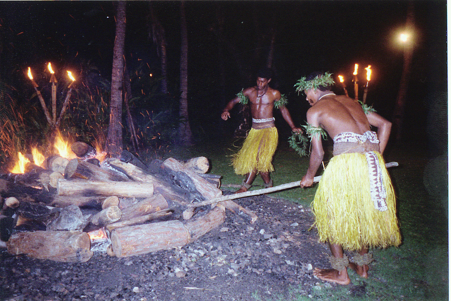 190.jpg, Firewalking at the
Regent of Fiji