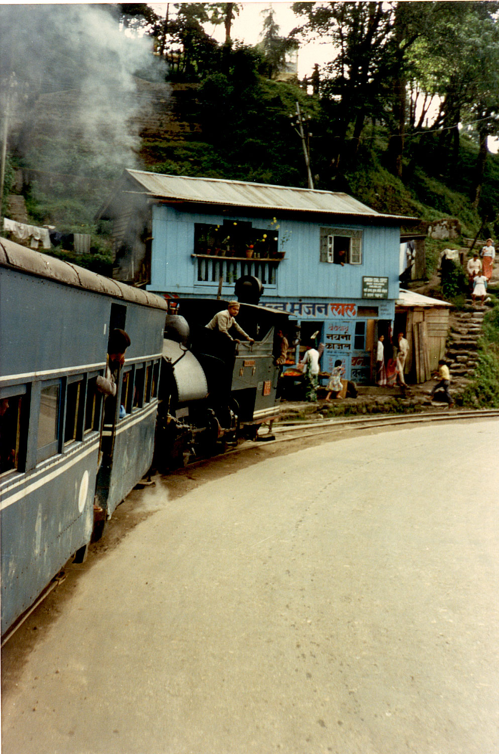 02-18.jpg, Train trip
Darjeeling