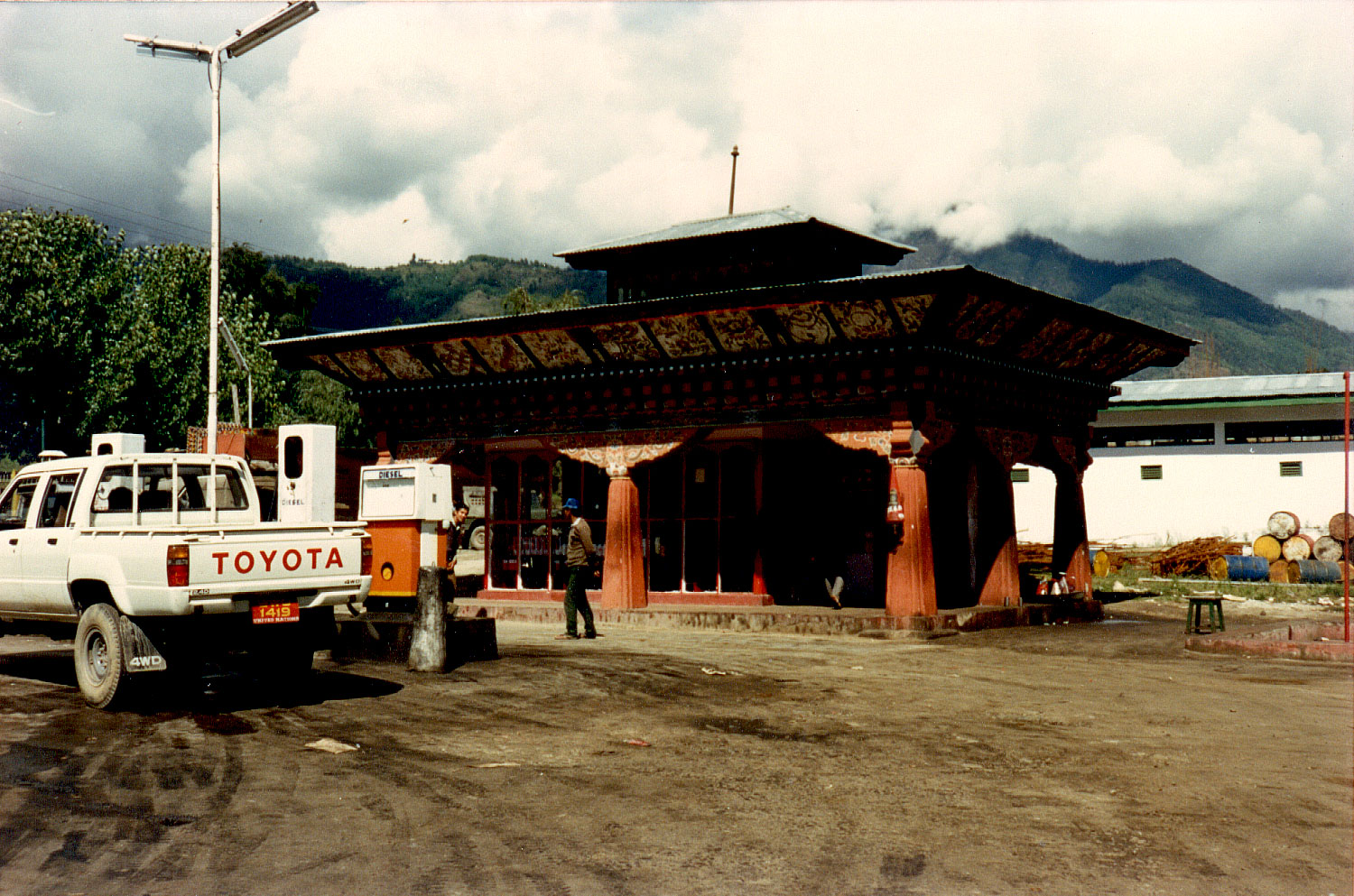 04-31.jpg, Gas station
Thimpu