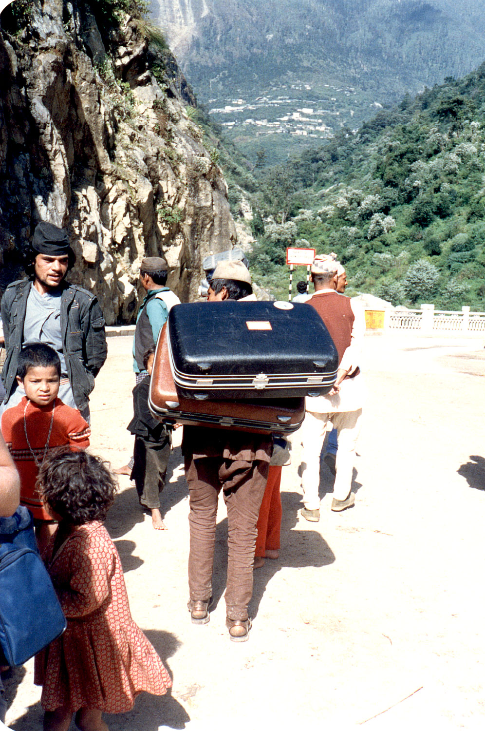 09-34.jpg, Climbing to Tibet,
around the rockslide