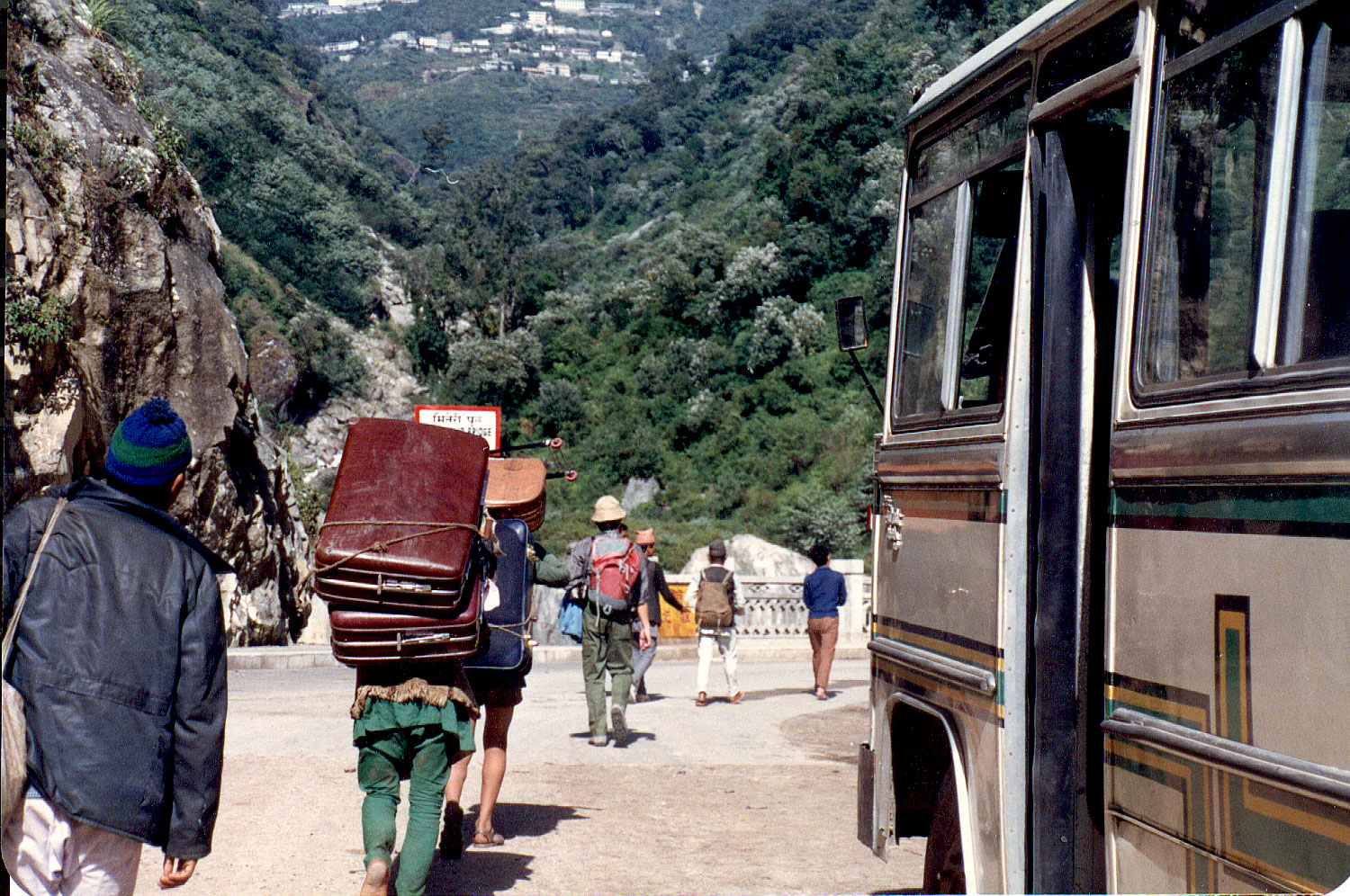 09-35.jpg, Climbing to Tibet,
around the rockslide