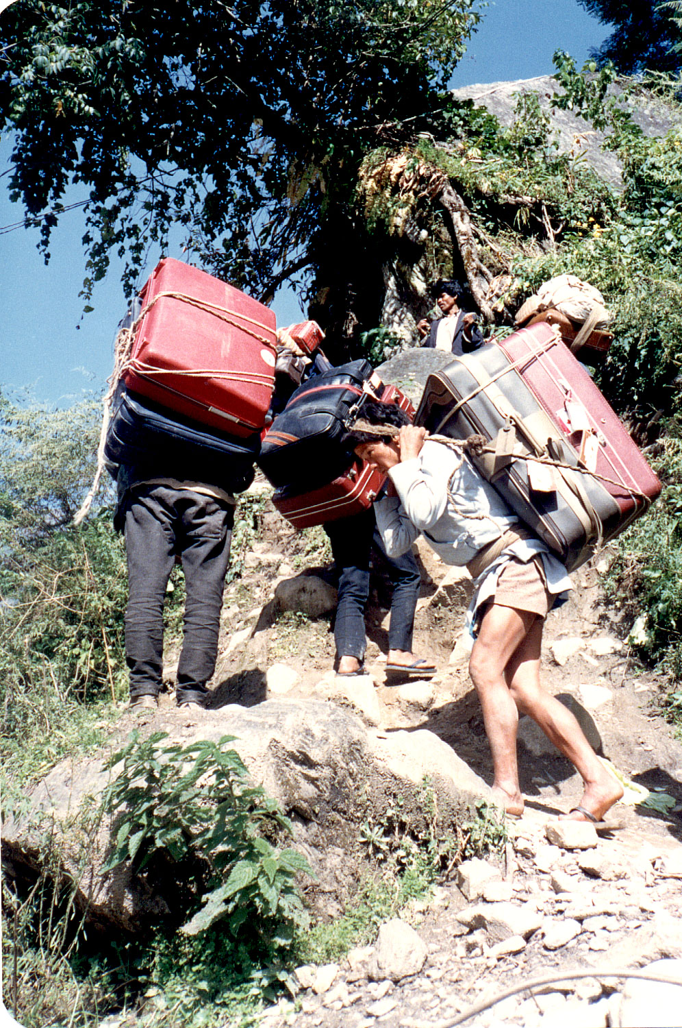 09-37.jpg, Climbing to Tibet,
around the rockslide