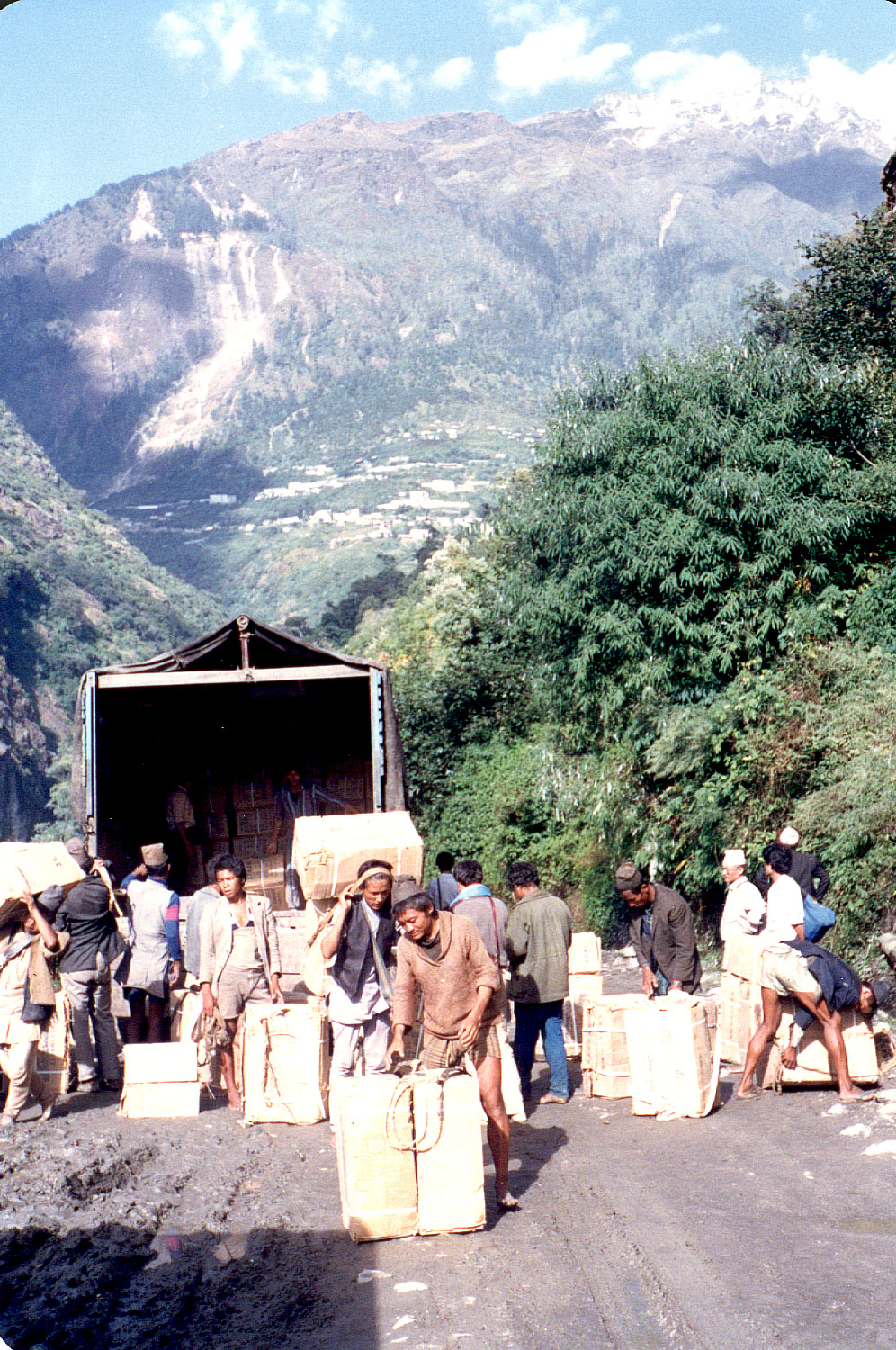 10-02.jpg, Climbing to Tibet,
around the rockslide