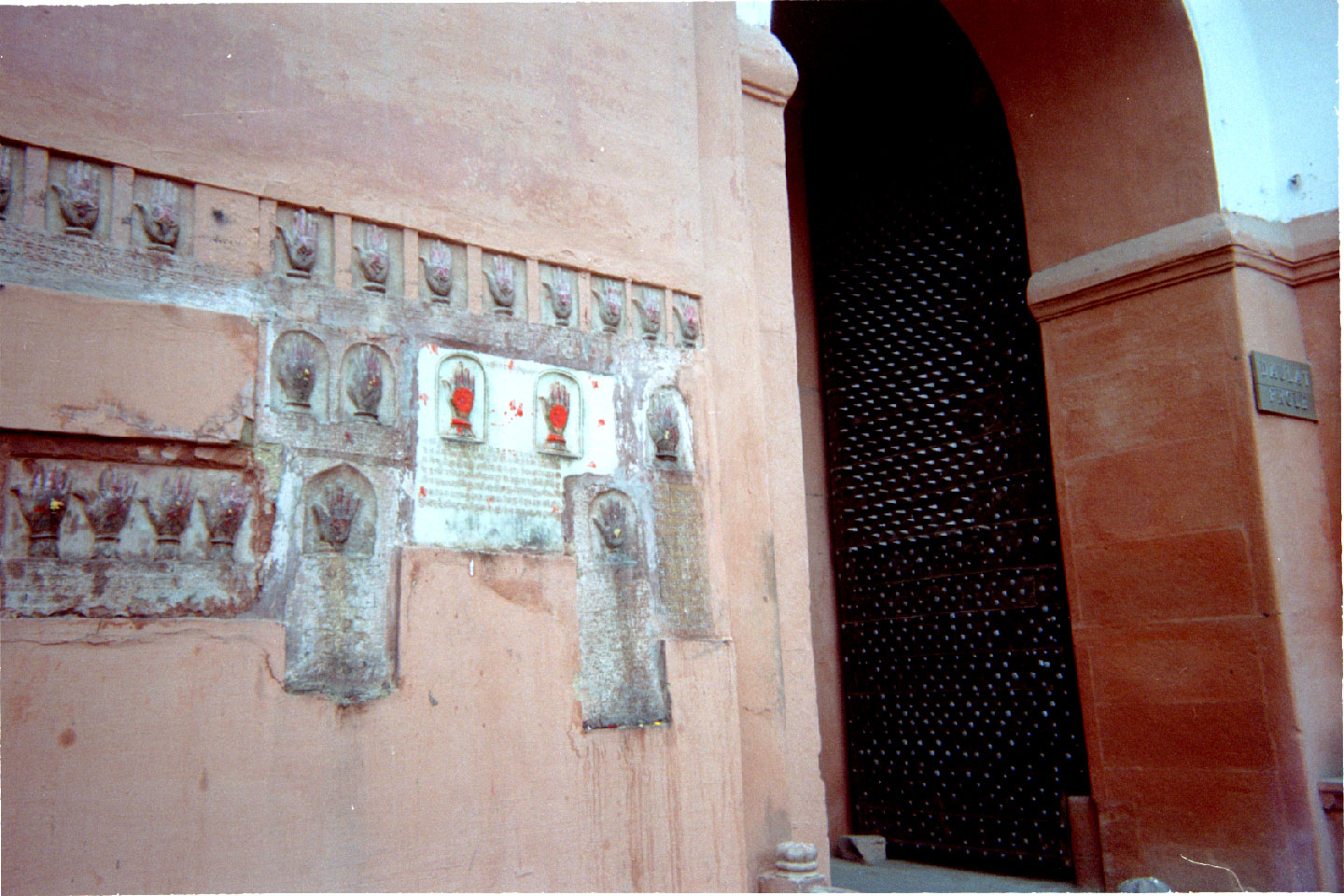 ph-38.jpg, Sati hands, Bikaner Fort