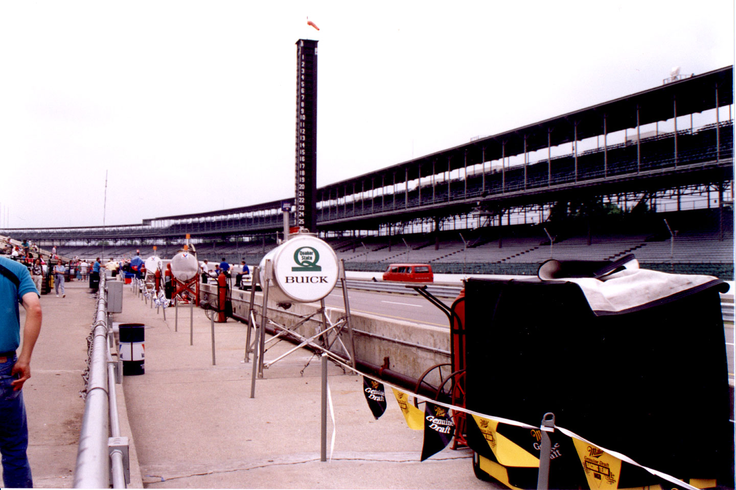 013.jpg, Pit row