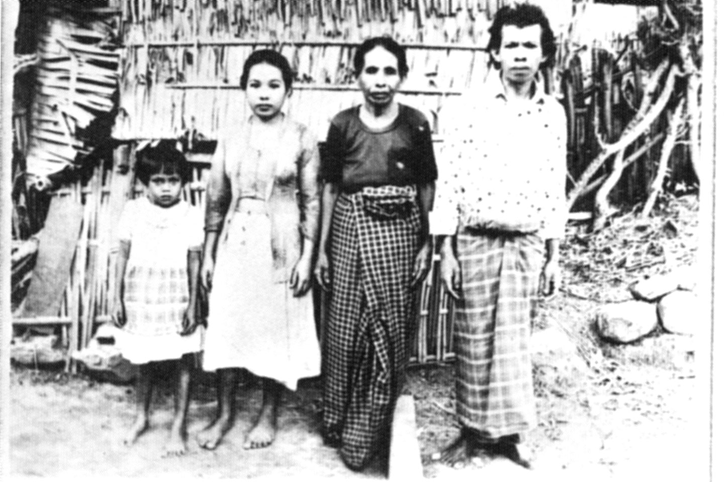 1981-02.jpg, with Parents
and Grandmother