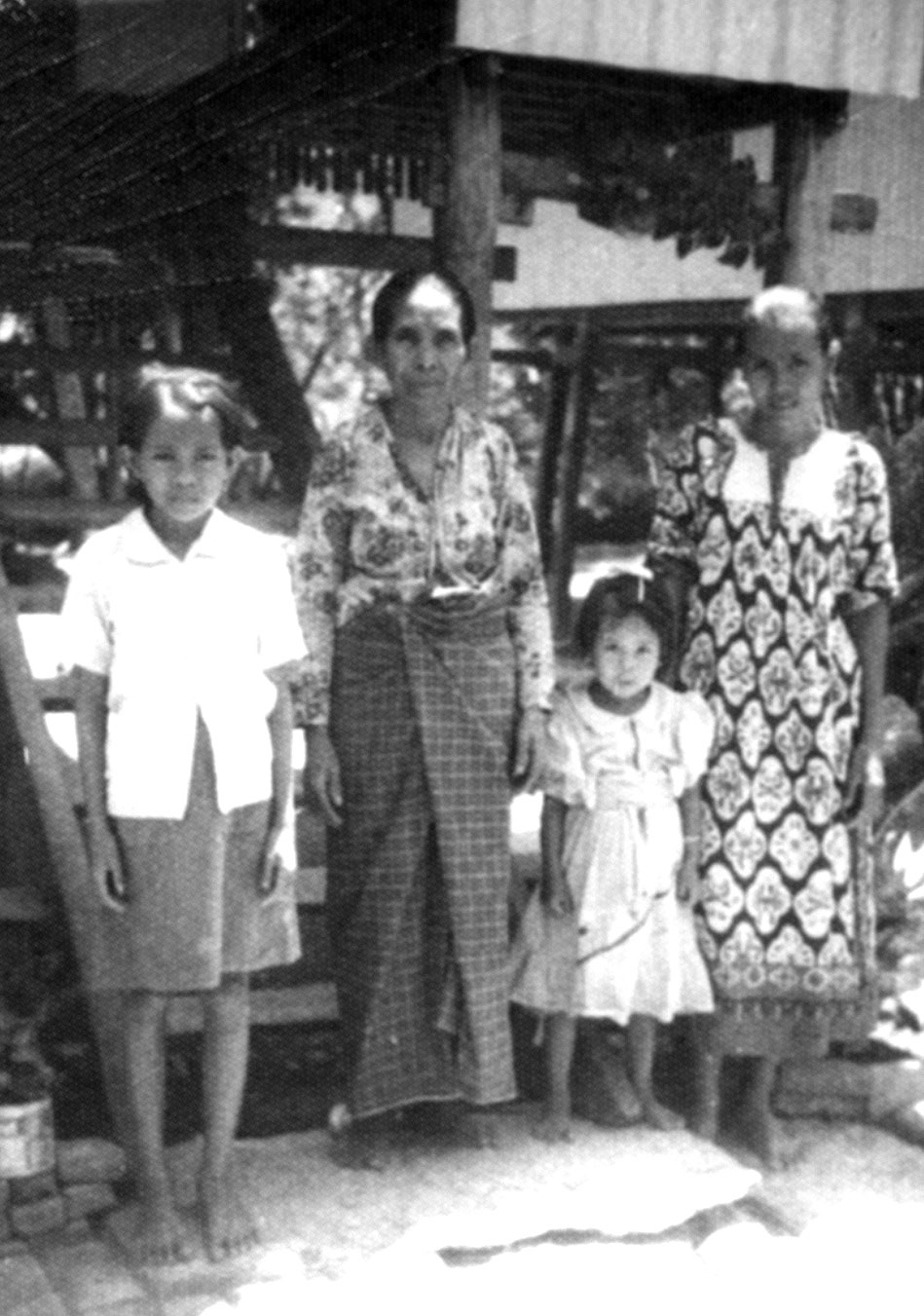 1984-02.jpg, with Grandmother,
mother and Sunarti