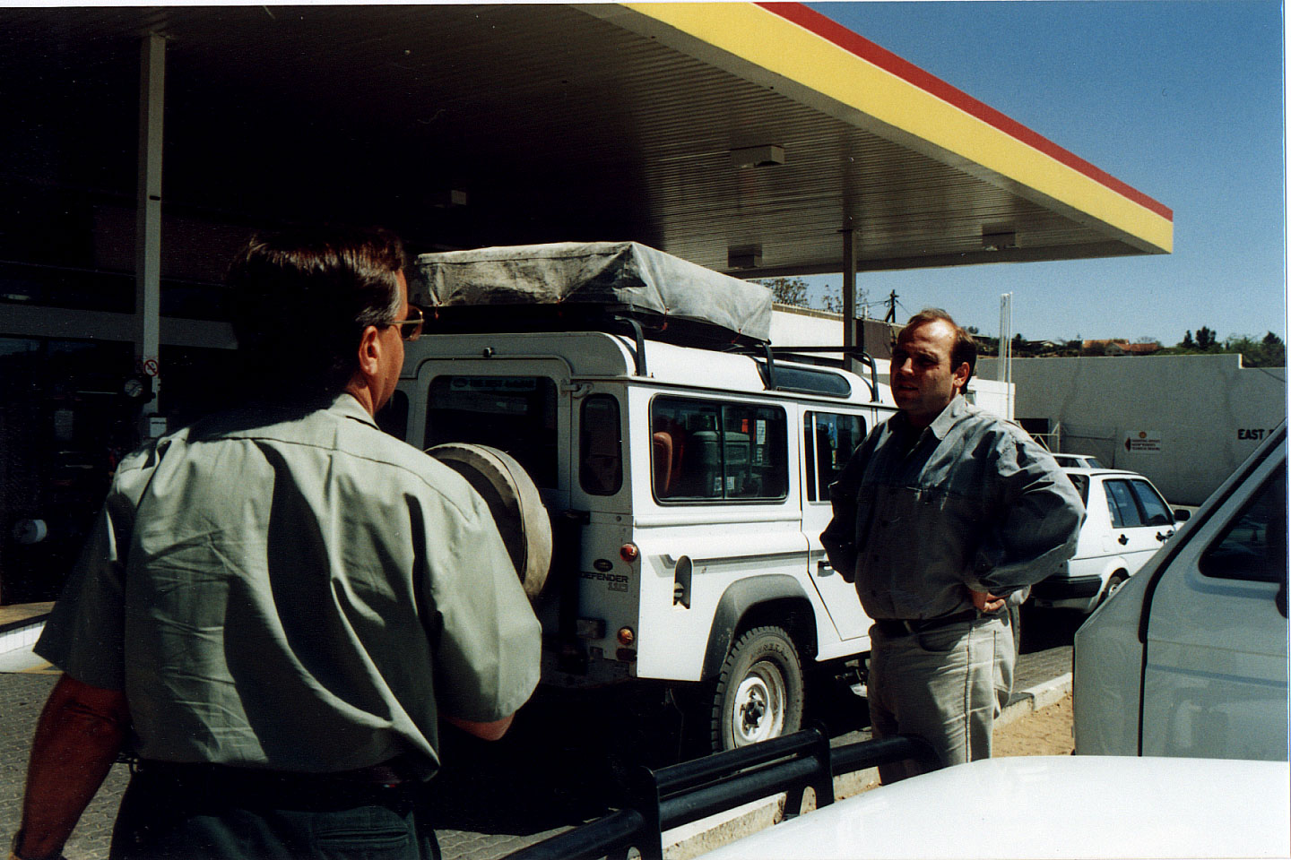 350.jpg, Leaving the Land Rover
with Martin