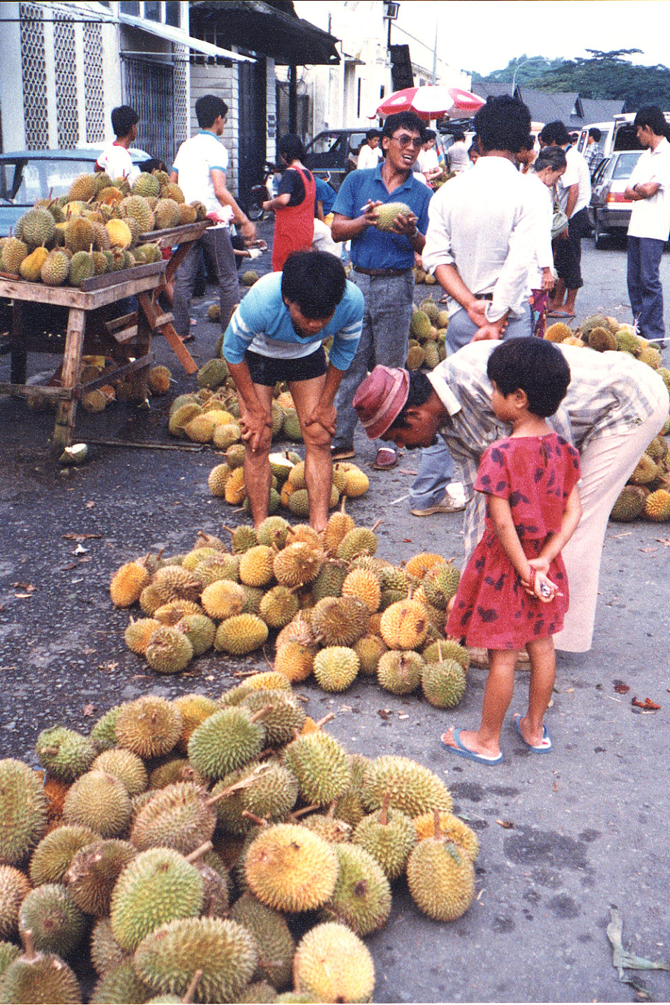 01-23.jpg, Kuching, Sarawak
(Durian market)