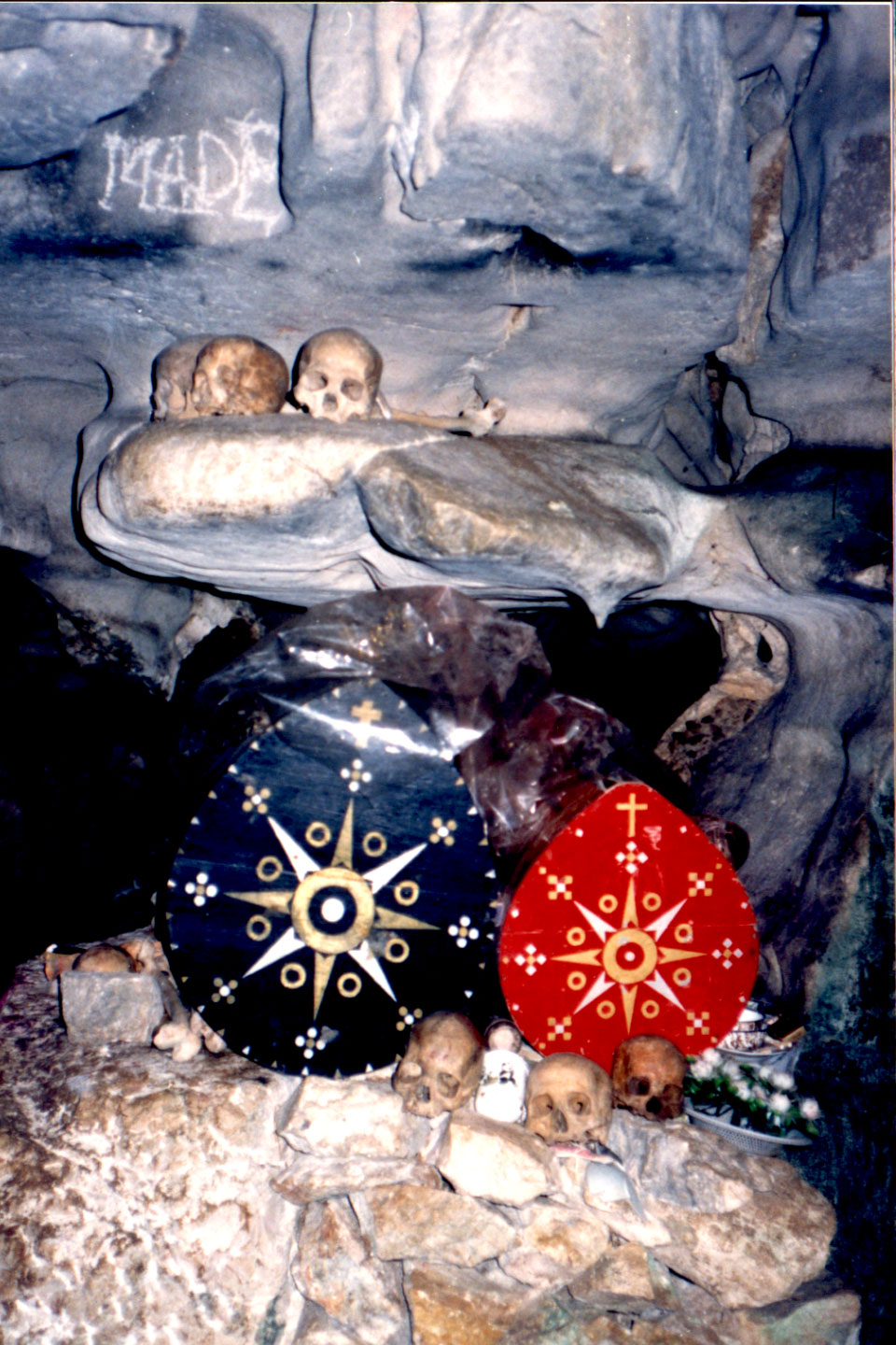 05-37.jpg, Cave graves