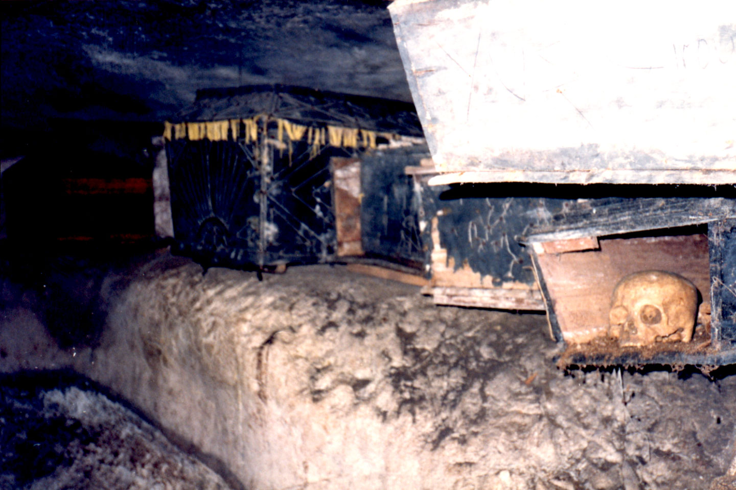 05-38.jpg, Cave graves