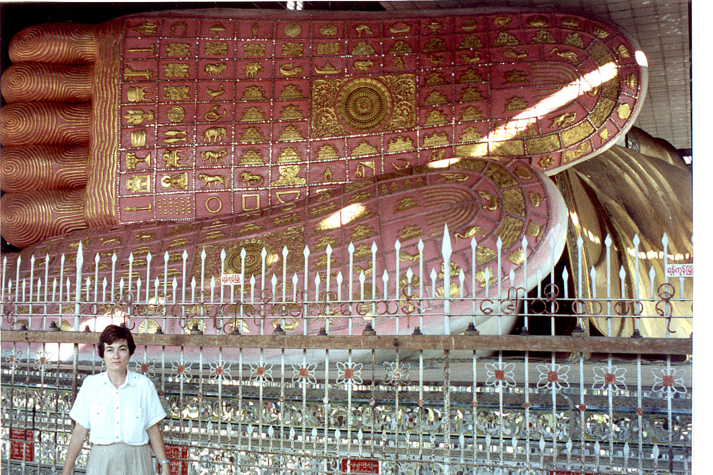 328.jpg, Feet of
reclining Buddha