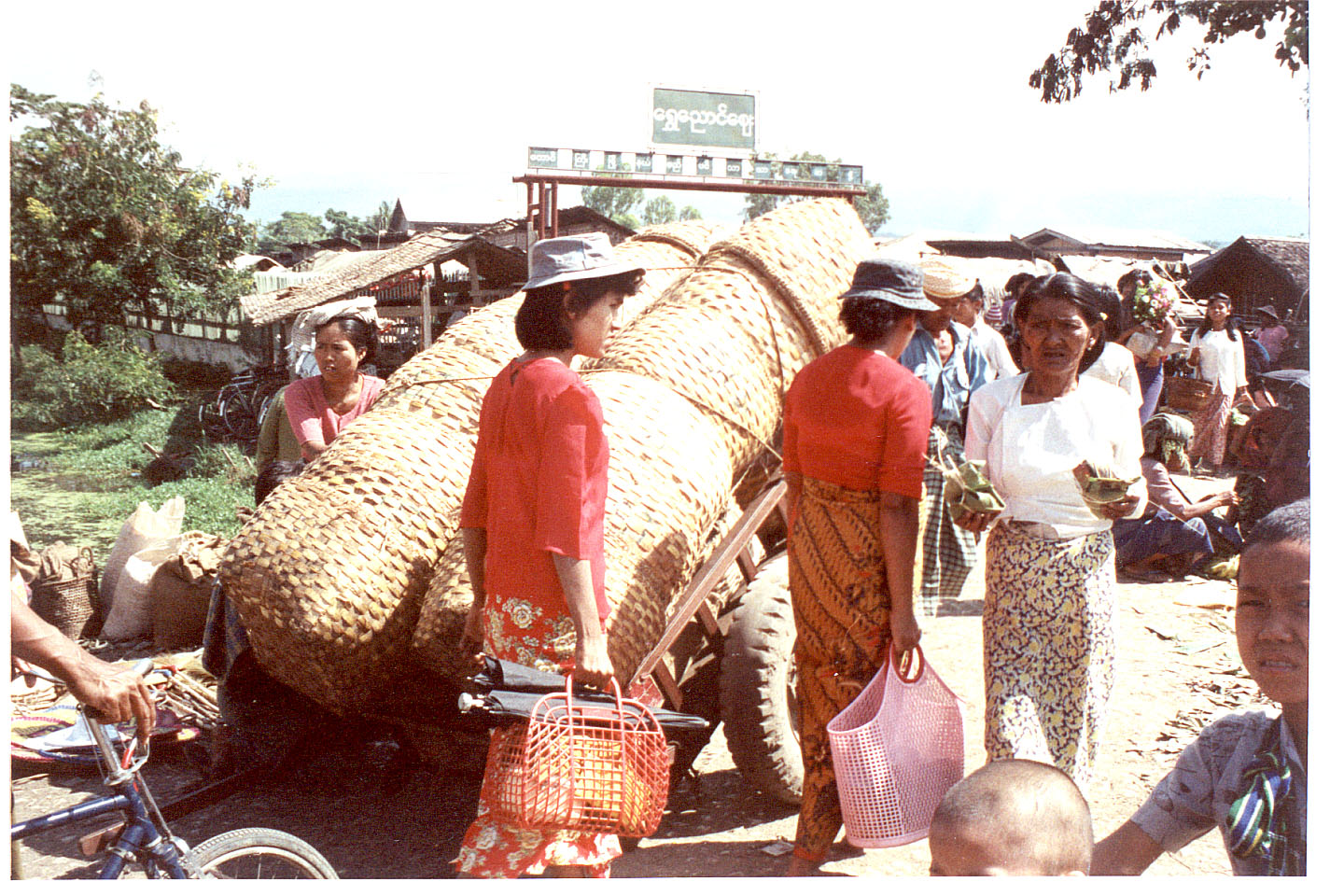 475.jpg, Market near
Inle Lake