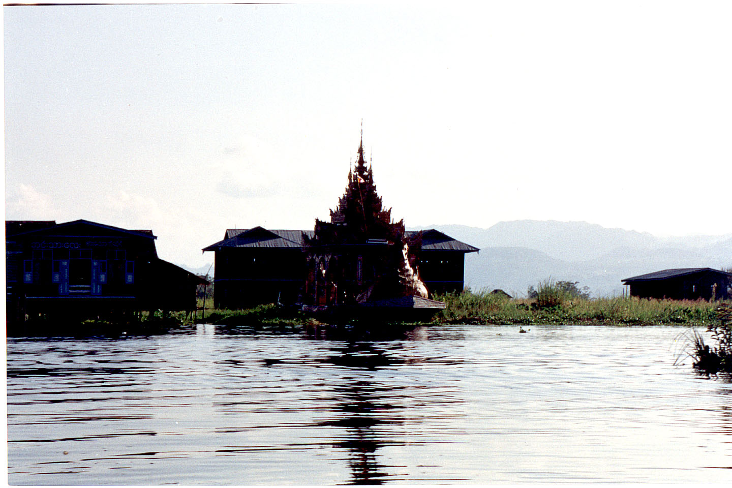 527.jpg, Boat for rowing
Buddhas around lake