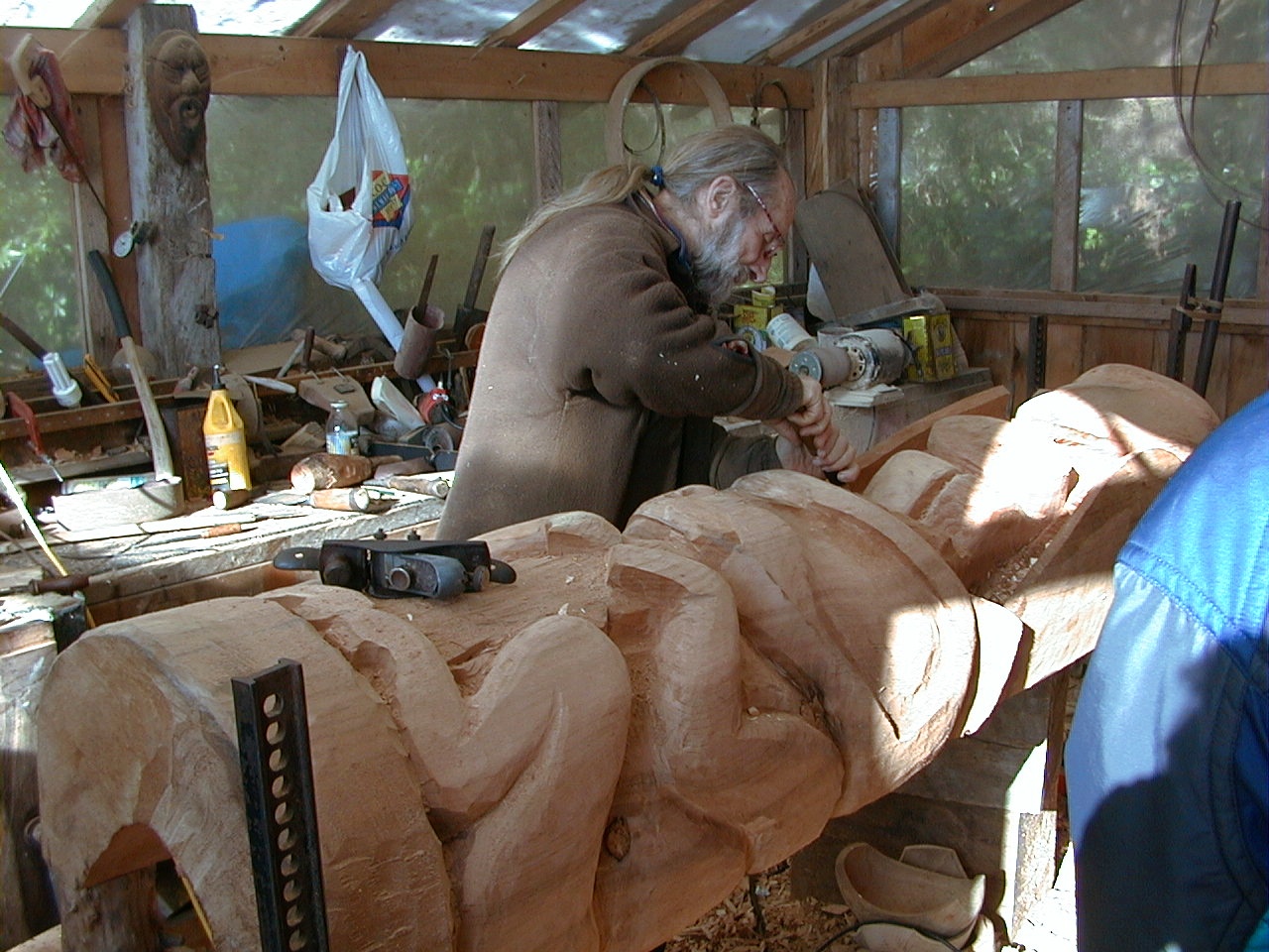 17.jpg, Carving a totem