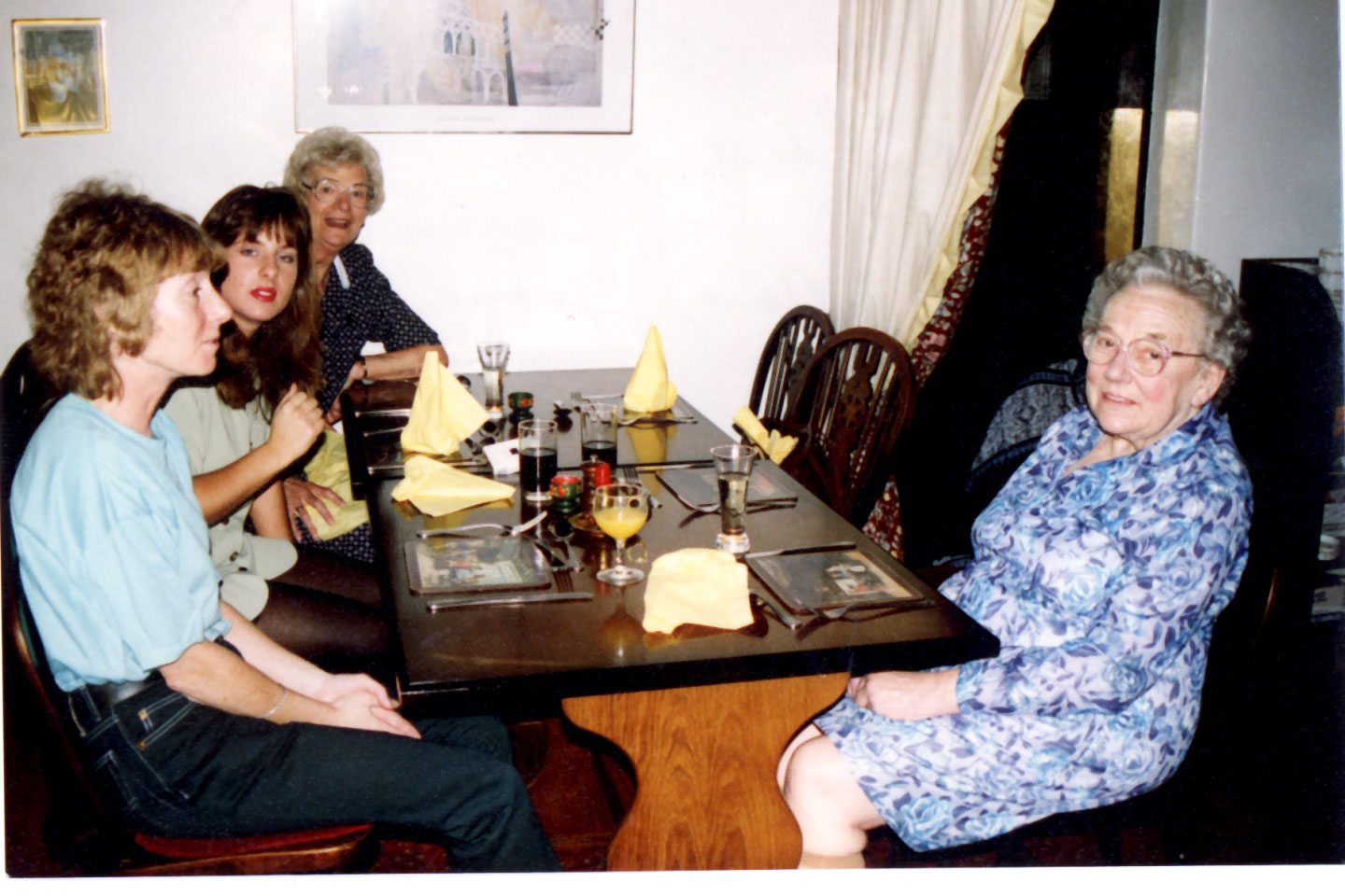 09-15.jpg, pub lunch - Patricia,
Jane, Yvonne, Babs