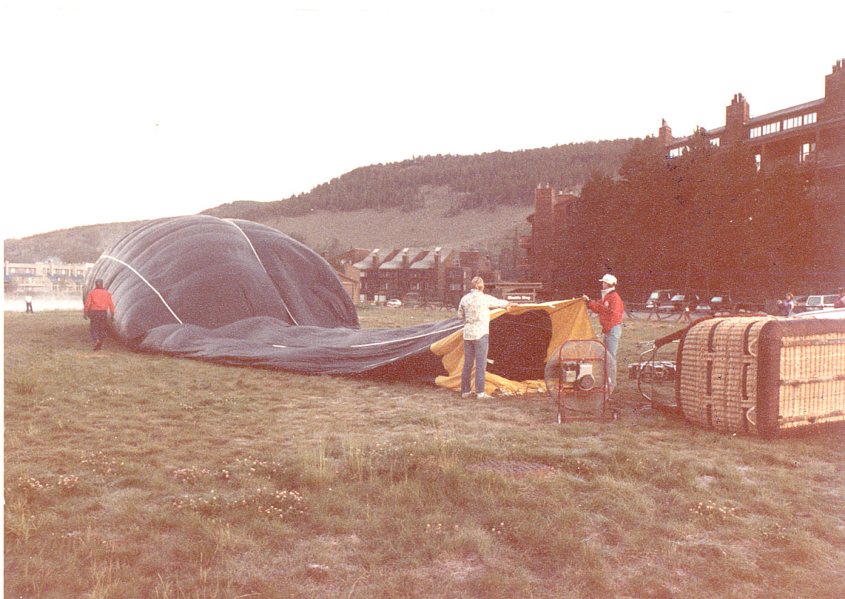 23.jpg, Inflating the
balloon