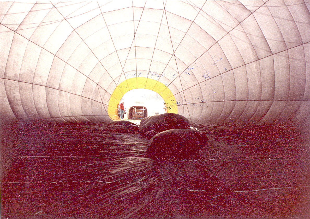 27.jpg, Inflating the
balloon