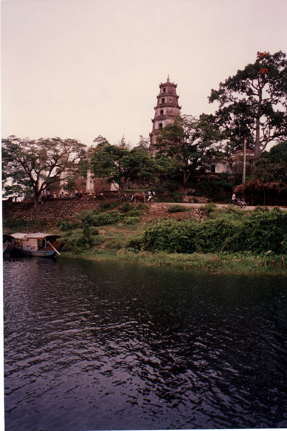 076.jpg, Thien Mu Pagoda
Hue